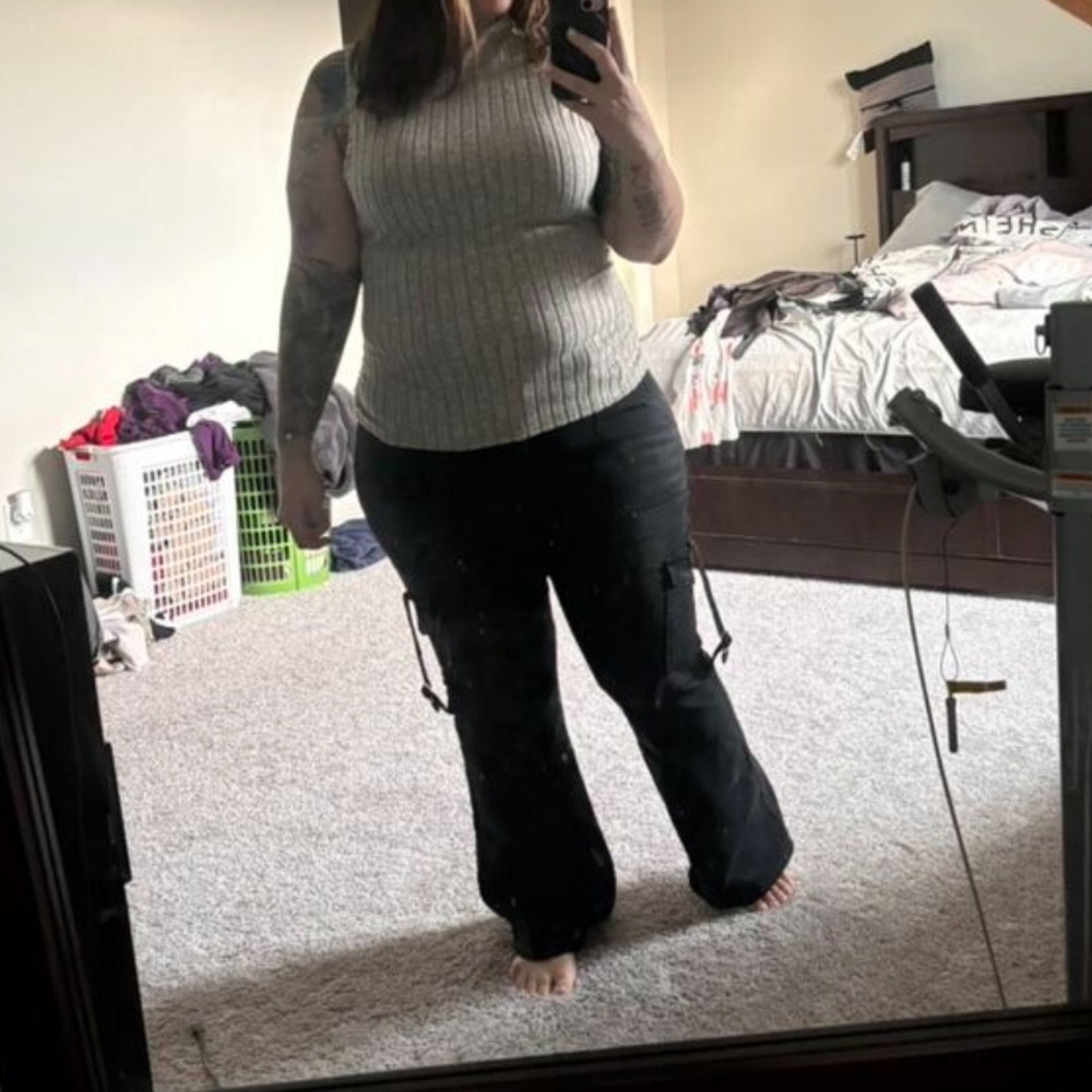 Gray Sleeveless Ribbed Top - Picture 8 of 9